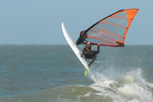 Windsurfer auf dem Wasser.